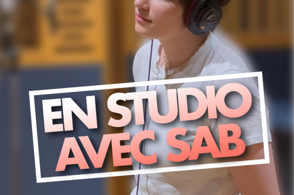 Comment se déroule une session en studio ? La réponse en immersion avec la chanteuse Sab pour l’enregistrement de son single « Ça Ira »