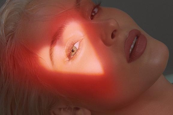 Zara Larsson, la belle chanteuse suédoise à la voix pop continue de conquérir le monde avec son nouveau single, Talk About Love.