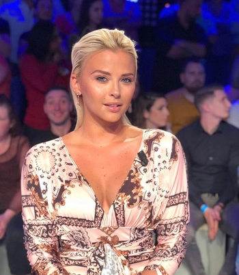 Découvrez l’interview de Kelly VEDOVELLI LA chroniqueuse star de TPMP en exclusivité sur Casting.fr