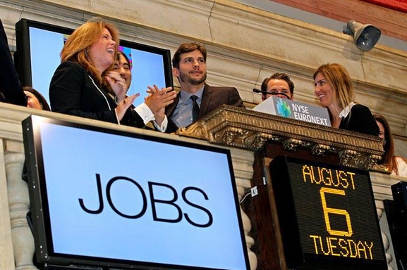 Ashton Kutcher était à Wall Street le mardi 6 août pour la promotion de son film "Jobs" !