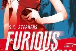 Etre pilote de moto n'est pas chose simple lorsque l'on est une femme, c'est le nouveau roman de S. C. Stephens avec "Furious Rush"