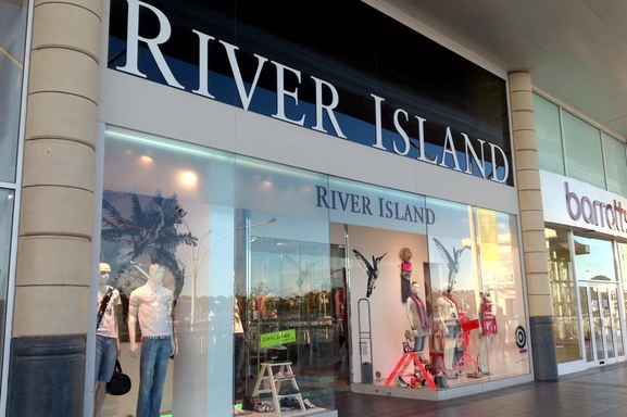 Rihanna s'associe à la marque britannique River Island !