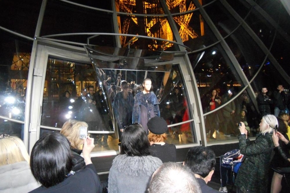 Lumière sur le défilé de Fatima Lopes pour la Fashion Week avec Joey Starr et Lucie Lucas