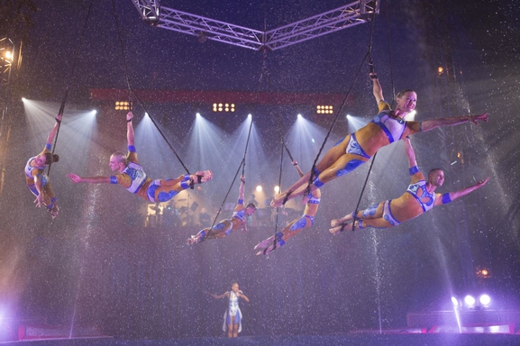 Le cirque Alexis Gruss et Les Farfadais vous présentent Quintessence! Ecuyers et acrobates pour un moment époustouflant et inoubliable.