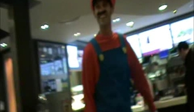 Baston de peaux de bananes entre Mario et Luigi au Mac Do