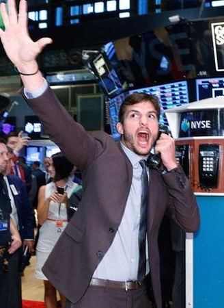 Ashton Kutcher était à Wall Street le mardi 6 août pour la promotion de son film "Jobs" !