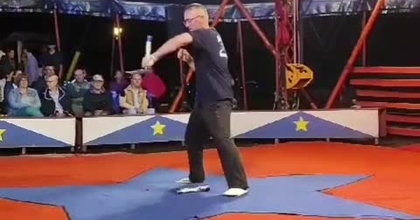 Magic Julien !!! Professionnel du Nunchaku freestyle